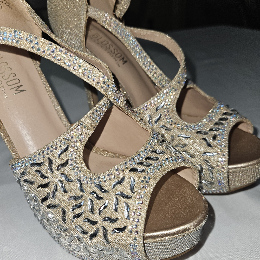 De Blossom Collection Glittering Silver and Gold Heels 5" Heels, Size 6 1/2 - Picture 3 of 7